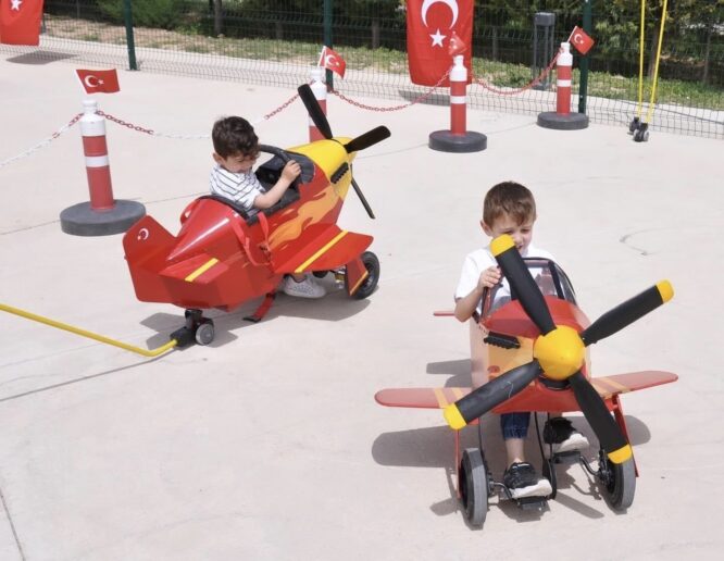 Havacı çocuklar hem yarışıyor hem uçuyor