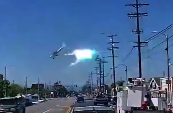 Kaliforniya’da Cessna 172 elektrik tellerine çarptı