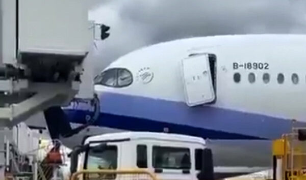 China Airlines’ın A350-900 uçağının yerde kapısı hasar gördü