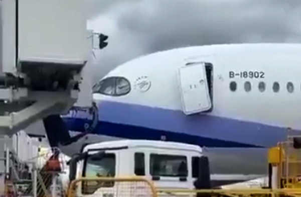 China Airlines’ın A350-900 uçağının yerde kapısı hasar gördü