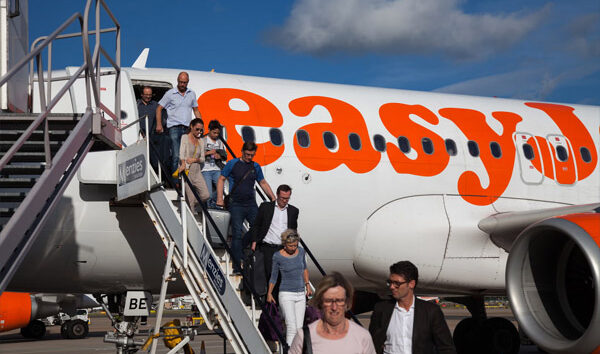 EasyJet uçağından yolcular gönüllü olarak indi
