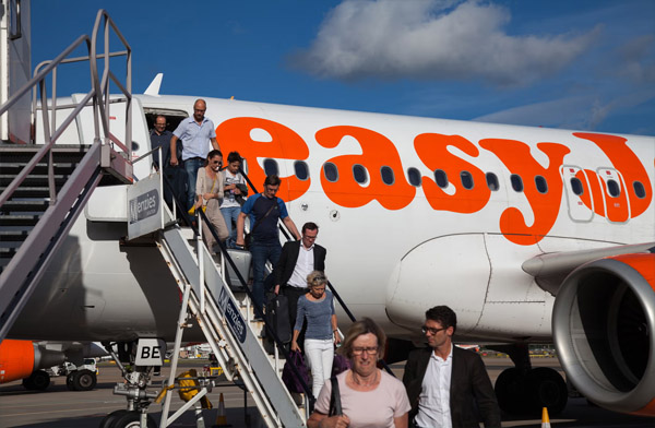 EasyJet uçağından yolcular gönüllü olarak indi