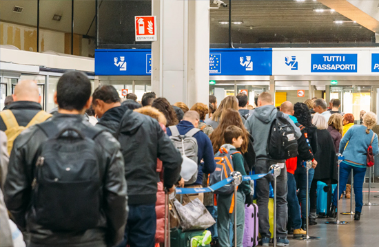 100 İngiliz yolcu EES sistemi yüzünden uçağı kaçırdı