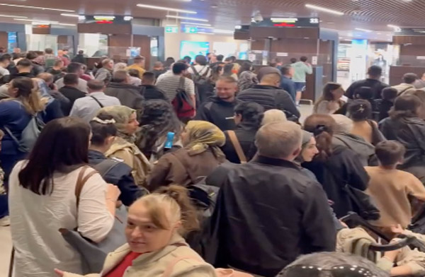 Ercan’daki yoğunluk yolcuları çileden çıkardı