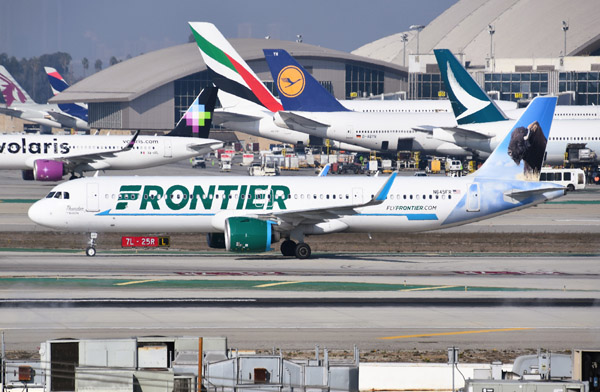 LAX Havalimanı’nda ani fren kazayı önledi