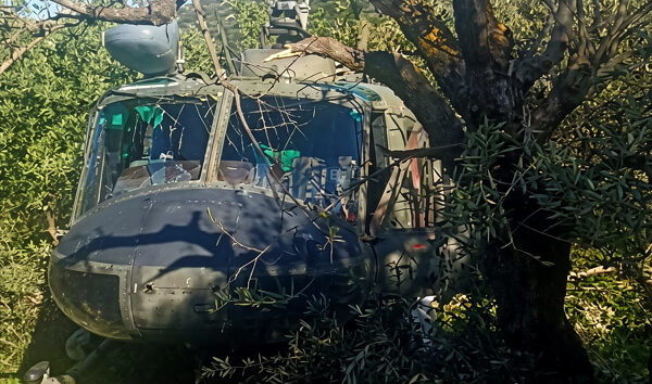 Yunanistan da Bell 205A zeytinliğe acil indi