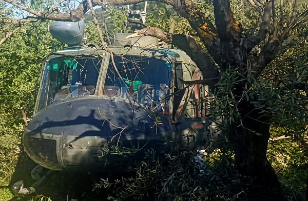 Yunanistan da Bell 205A zeytinliğe acil indi
