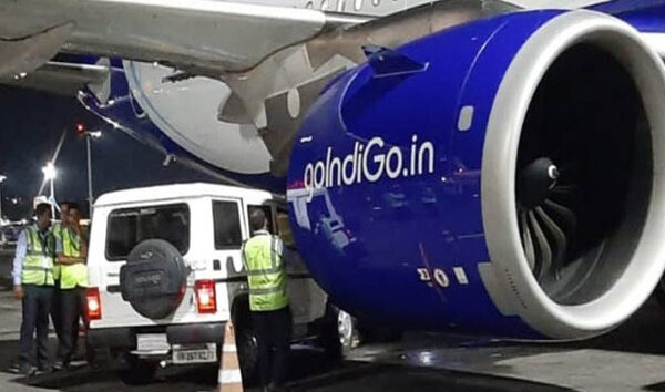 IndiGo uçağına hizmet aracı çarptı