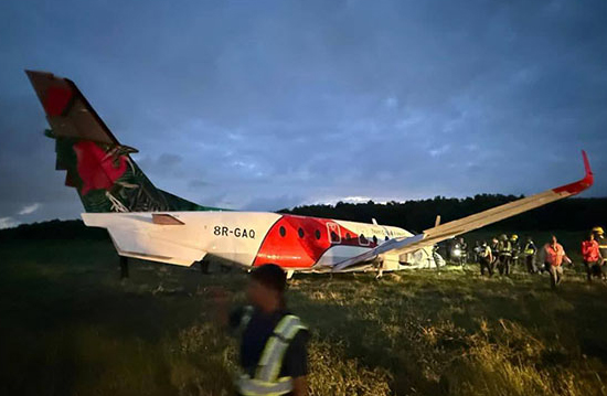 Beechcraft 1900D inişte Kapipara sürüsüne çarptı