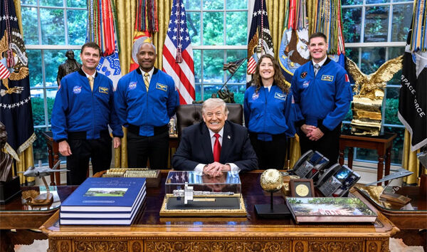 Trump Artemis II ekibini ağırladı