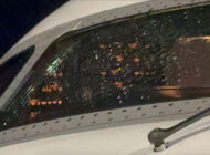 CRJ-900 tipi yolcu uçağının camı çatladı acil indi