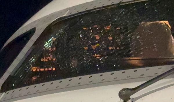 CRJ-900 tipi yolcu uçağının camı çatladı acil indi