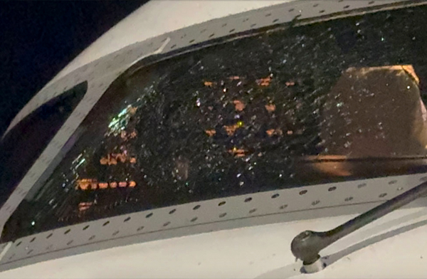 CRJ-900 tipi yolcu uçağının camı çatladı acil indi