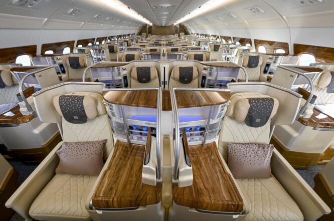 Emirates, yenilenen ilk A380 uçağını hizmete aldı
