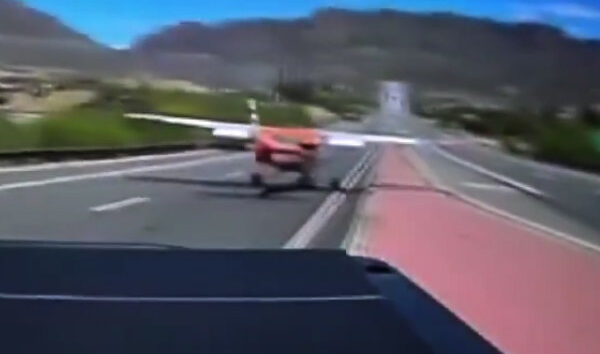 Cessna A150L Arizona’da otoyola indi