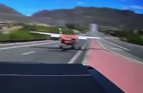 Cessna A150L Arizona’da otoyola indi