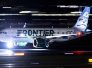 Frontier uçağı pistte bulunan bir kişiye çarptı