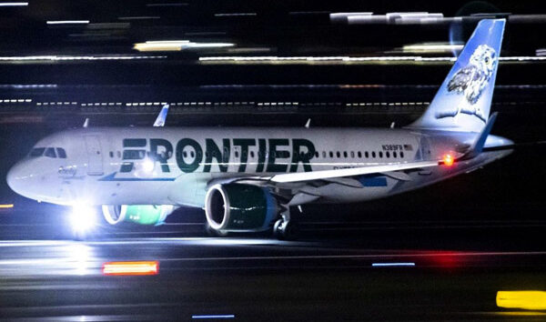 Frontier uçağı pistte bulunan bir kişiye çarptı