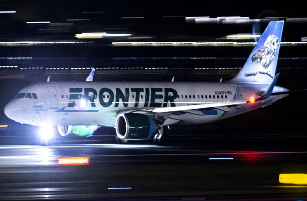 Frontier uçağı pistte bulunan bir kişiye çarptı