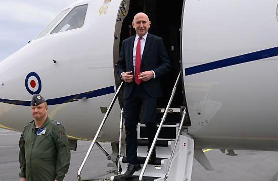 İngiliz bakanın uçağının Rusya sınırında sinyalleri kesildi