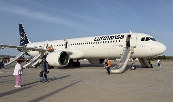 Lufthansa uçağı duman nedeniyle Atina’ya acil indi; 3 kişi yaralandı