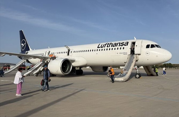 Lufthansa uçağı duman nedeniyle Atina’ya acil indi; 3 kişi yaralandı