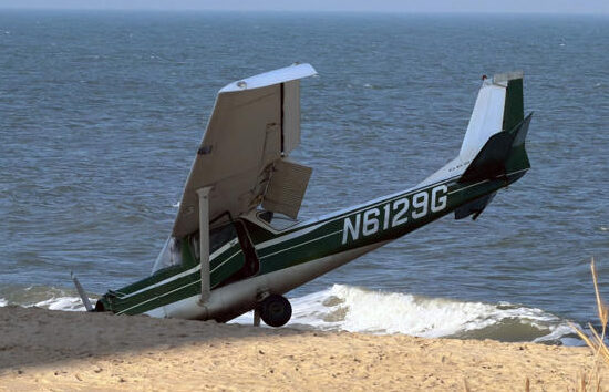 ABD Maryland’da Cessna 150 sahile indi