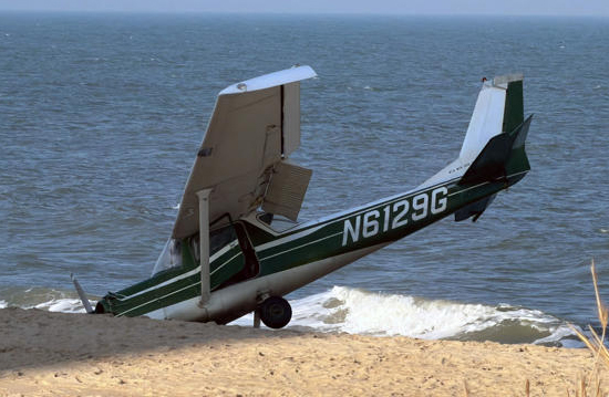 ABD Maryland’da Cessna 150 sahile indi