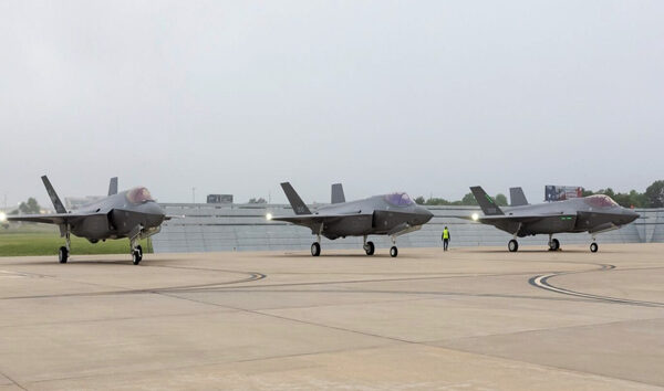 Polonya ilt F-35 uçaklarını teslim aldı