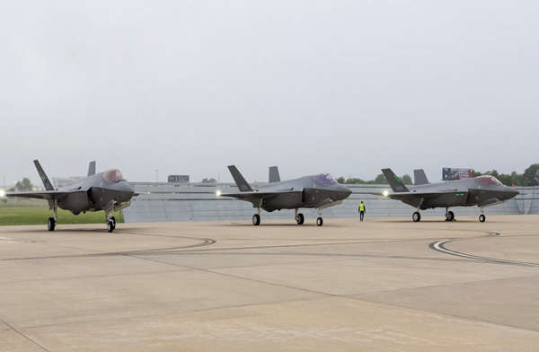 Polonya ilt F-35 uçaklarını teslim aldı