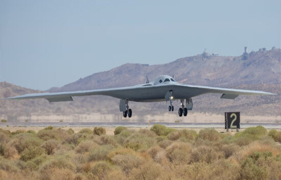 B-21 Raider iki test pilotu ile uçuş yaptı