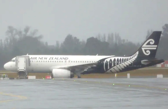Air New Zealand’ın A320 uçağı çim piste çıktı