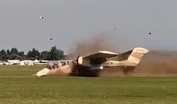 Polonya’da tarihi uçak OV-10 Bronco inişte kaza yaptı