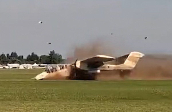 Polonya’da tarihi uçak OV-10 Bronco inişte kaza yaptı