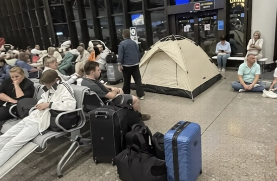 Soçi Havalimanı’nda iptaller çadır kurdurdu