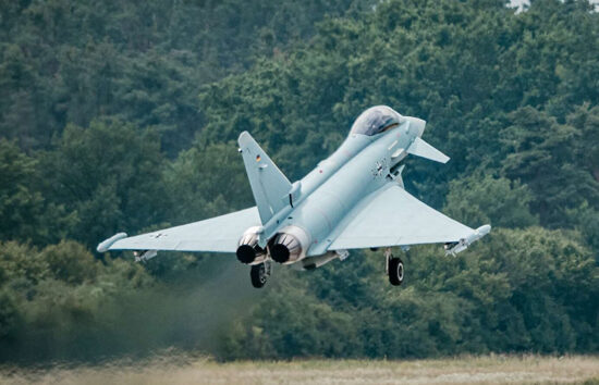 Almanya yeni ilk Eurofighter Typhoon savaş uçağı ilk uçuşunu yaptı