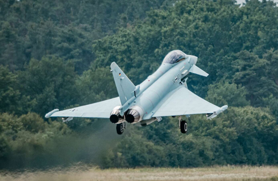 Almanya yeni ilk Eurofighter Typhoon savaş uçağı ilk uçuşunu yaptı