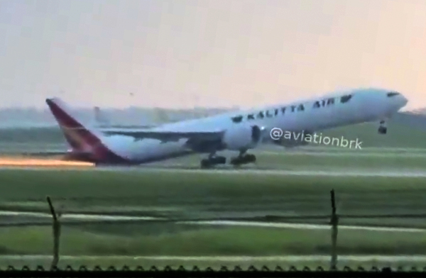Kalitta Air uçağı pas geçerken kuyruk sürttü