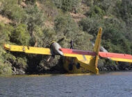 Canadair CL-215 nehirden su alırken mahsur kaldı