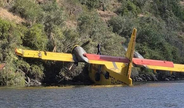 Canadair CL-215 nehirden su alırken mahsur kaldı