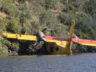 Canadair CL-215 nehirden su alırken mahsur kaldı
