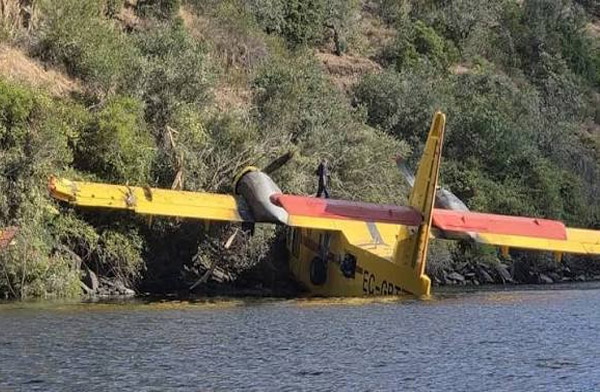 Canadair CL-215 nehirden su alırken mahsur kaldı