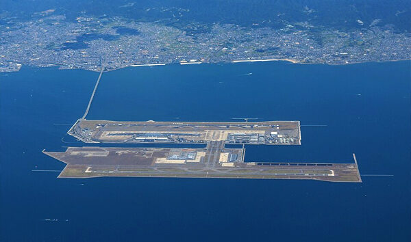Kansai Havalimanı sulara gömülüyor
