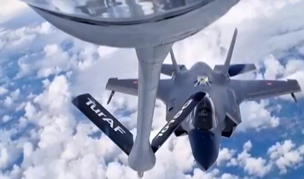 Türk KC-135 NATO görevinde F-35’e yakıt ikmali yaptı