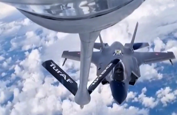 Türk KC-135 NATO görevinde F-35’e yakıt ikmali yaptı