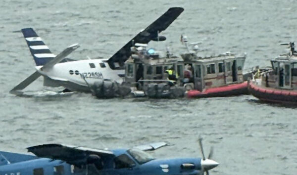 New York’ta deniz uçağı sert indi