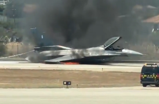 Yunanistan’da F-16 acil indi, alev aldı