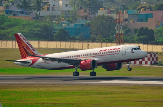 Air India uçağı türbülansa girdi 17 kişi yaralandı
