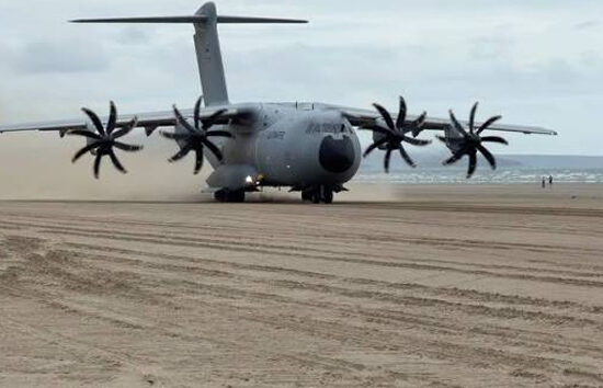 Luftwaffe’nin iki A400M uçağı İngiltere’de plaja indi