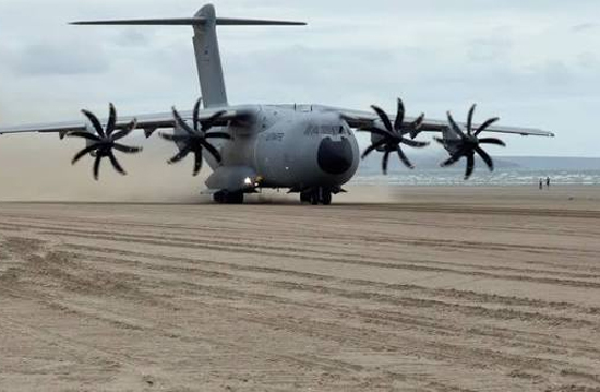 Luftwaffe’nin iki A400M uçağı İngiltere’de plaja indi